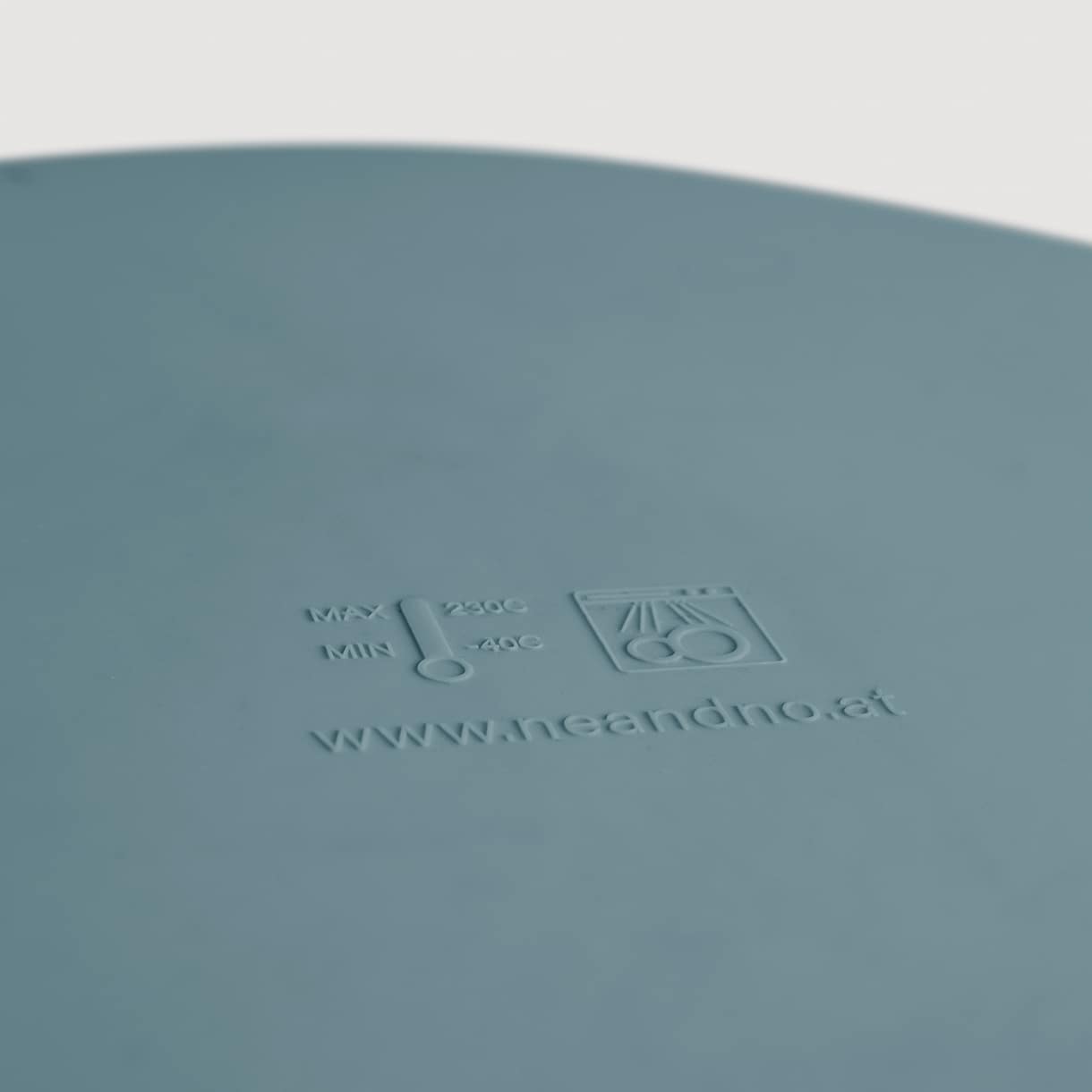 Silicone bowl with lid