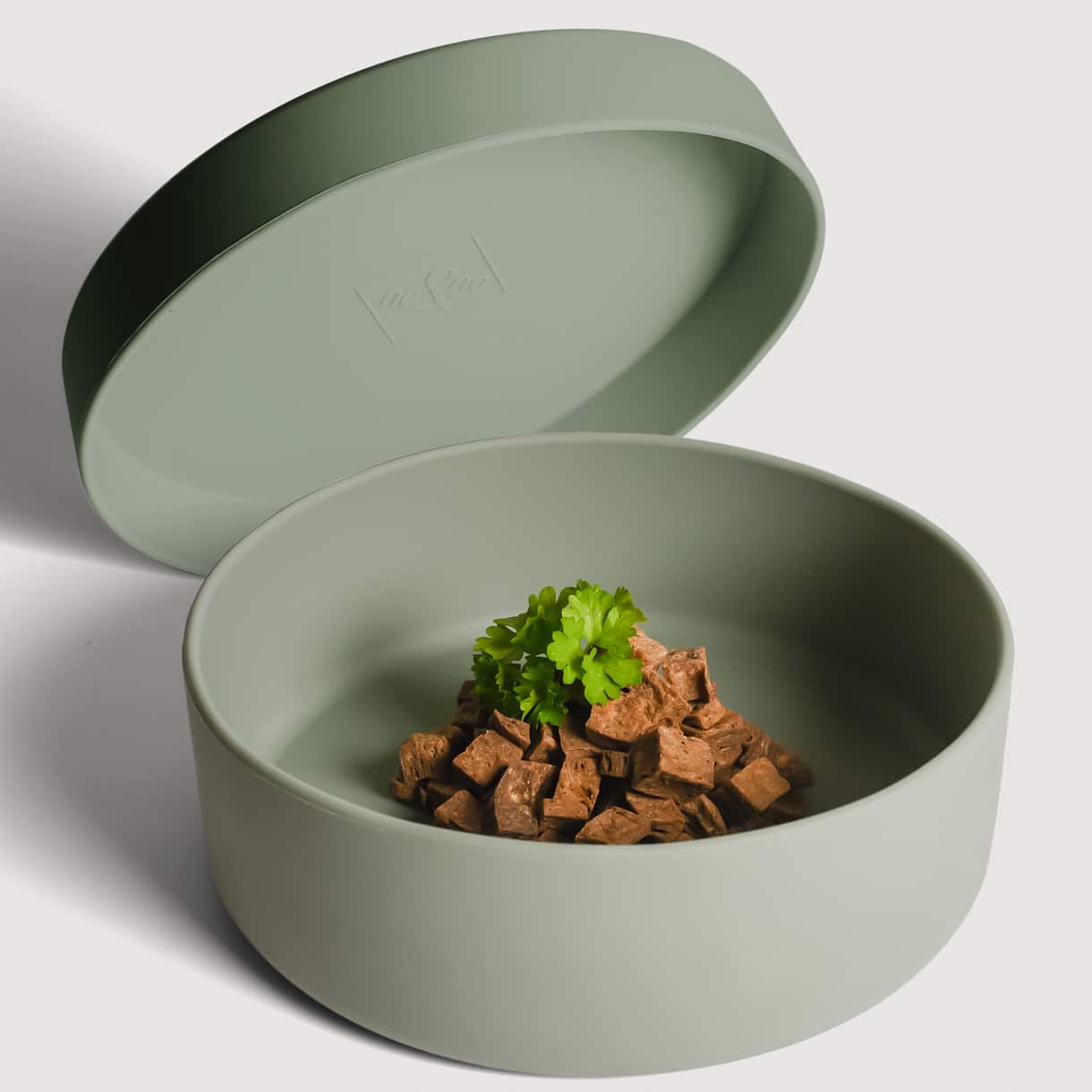 Silicone bowl with lid