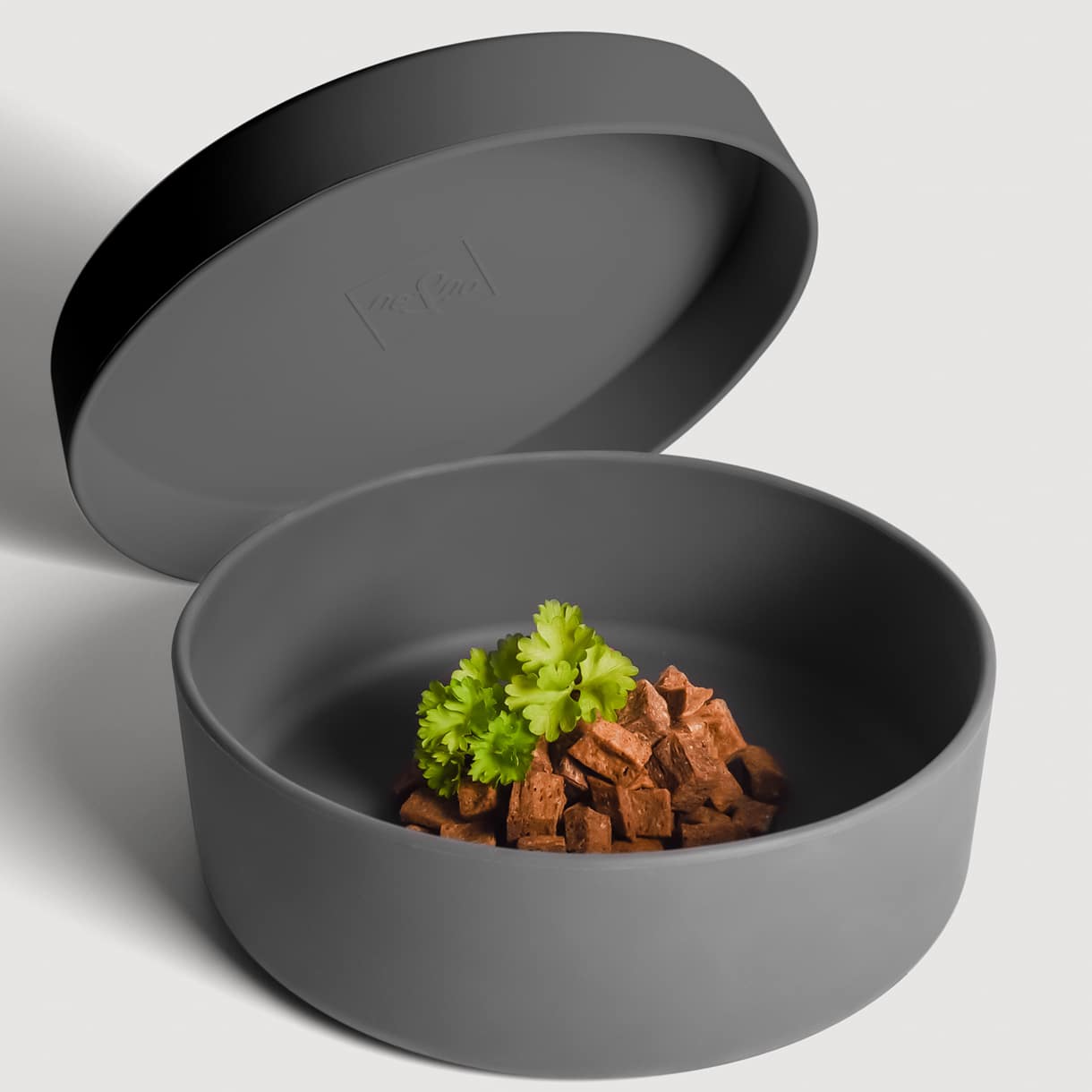 Silicone bowl with lid